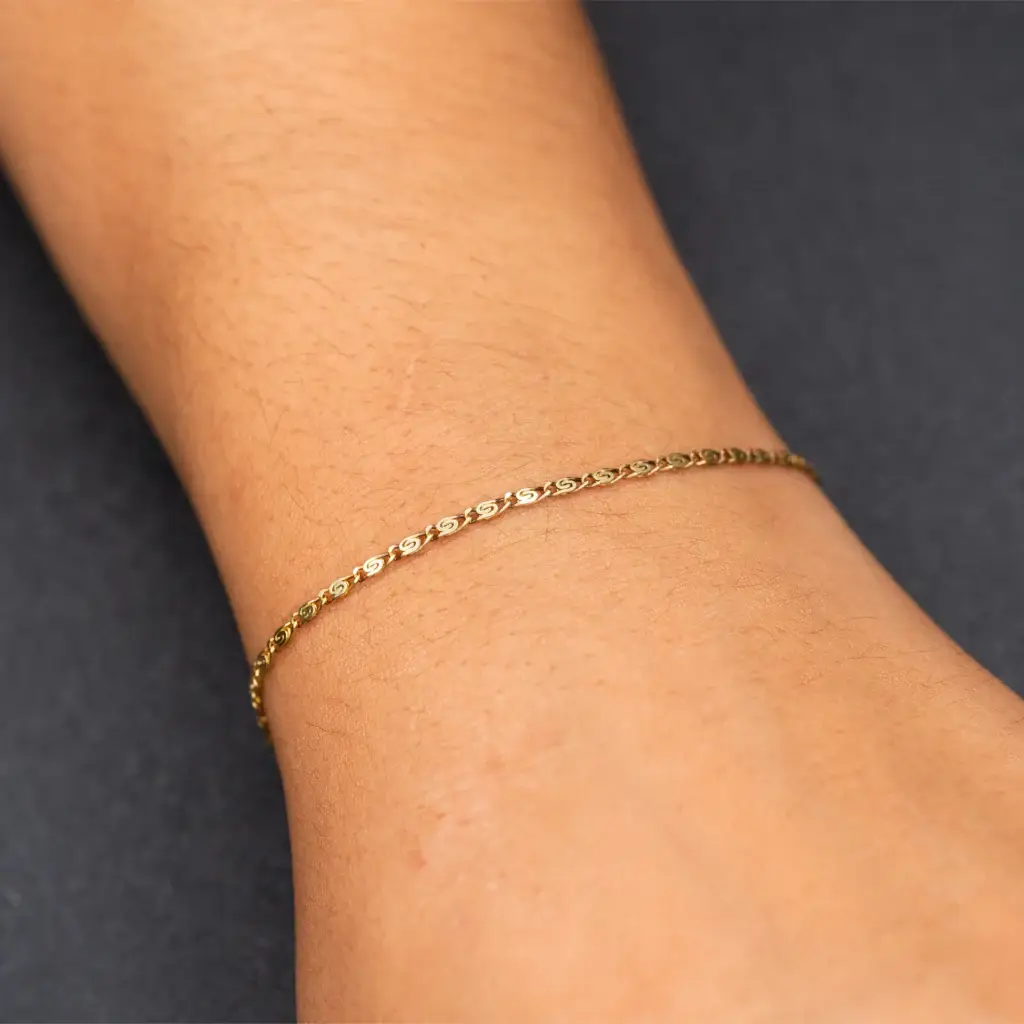 Ally – 925er Sterling Silber, gold plattiert am Handgelenk – Permanentschmuck Aachen