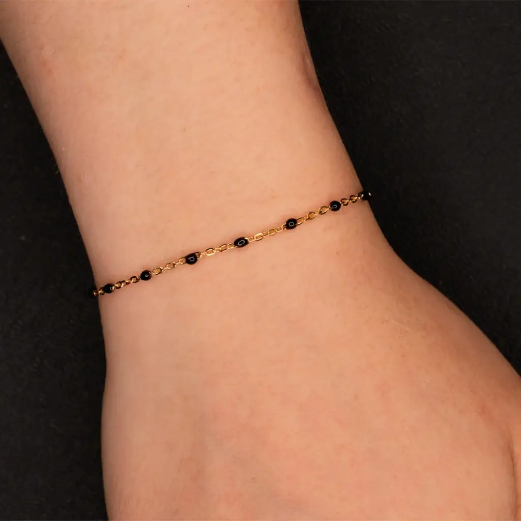 Amalia – 14k Gold Filled am Handgelenk – Permanentschmuck Aachen