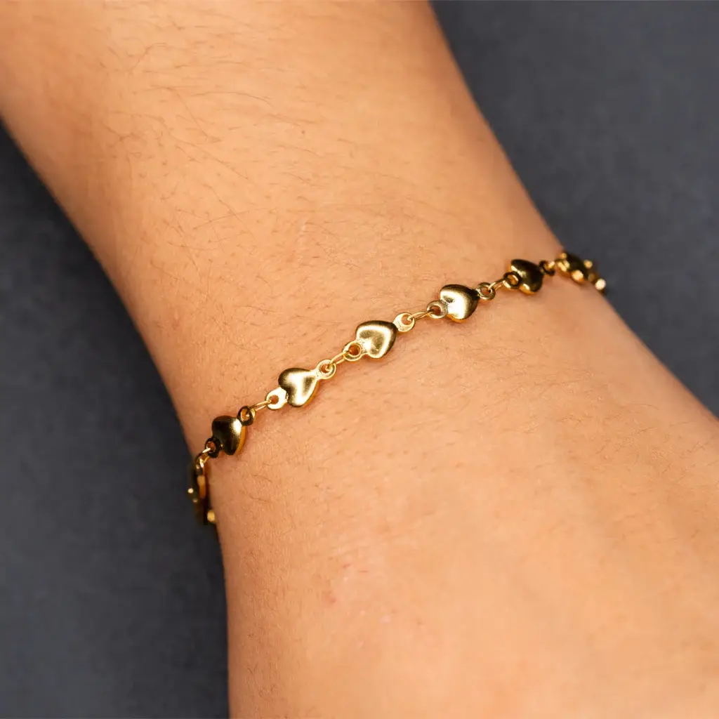 Amore – Edelstahl gold plattiert am Handgelenk – Permanentschmuck Aachen