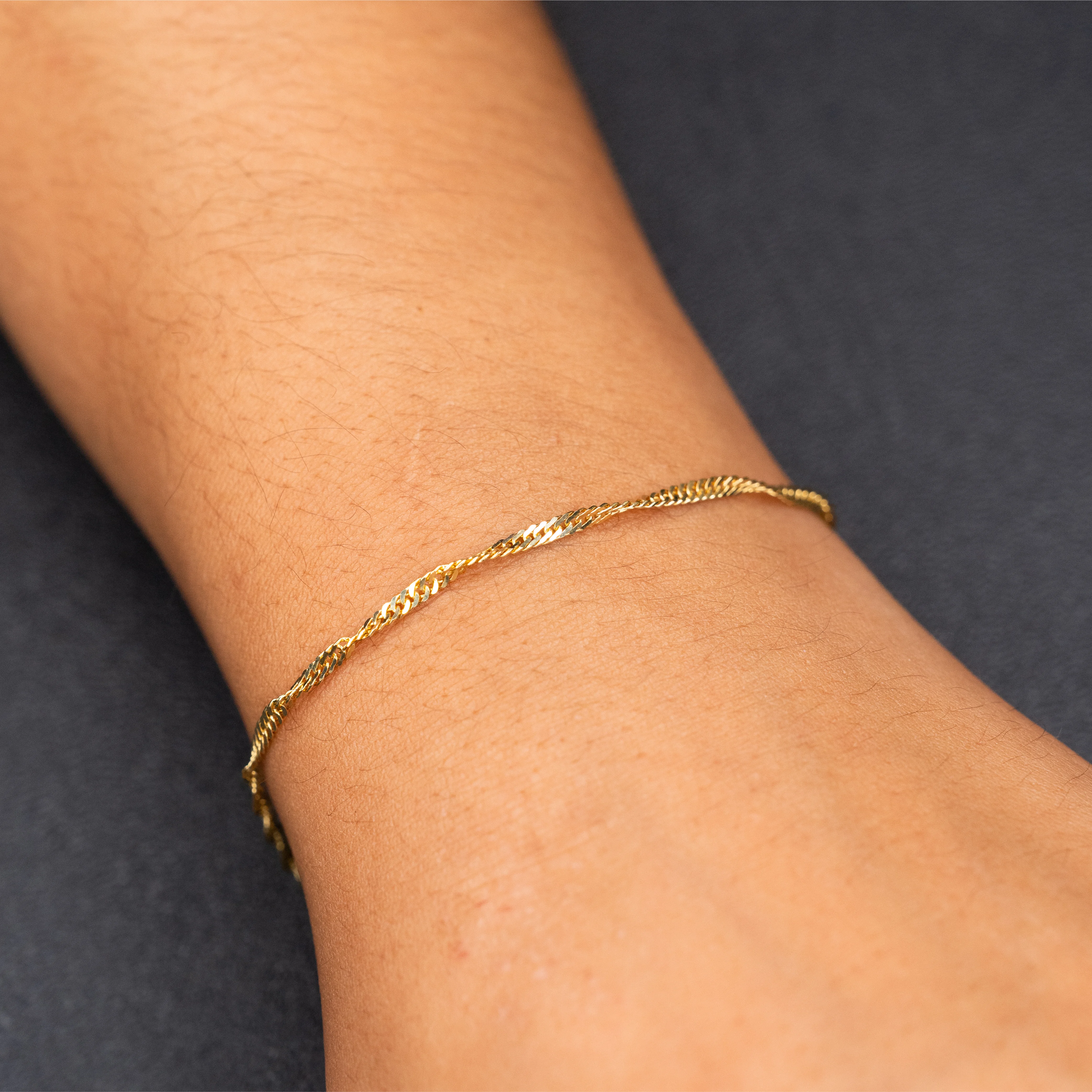 Aura – 925er Sterling Silber, gold plattiert am Handgelenk – Permanentschmuck Aachen