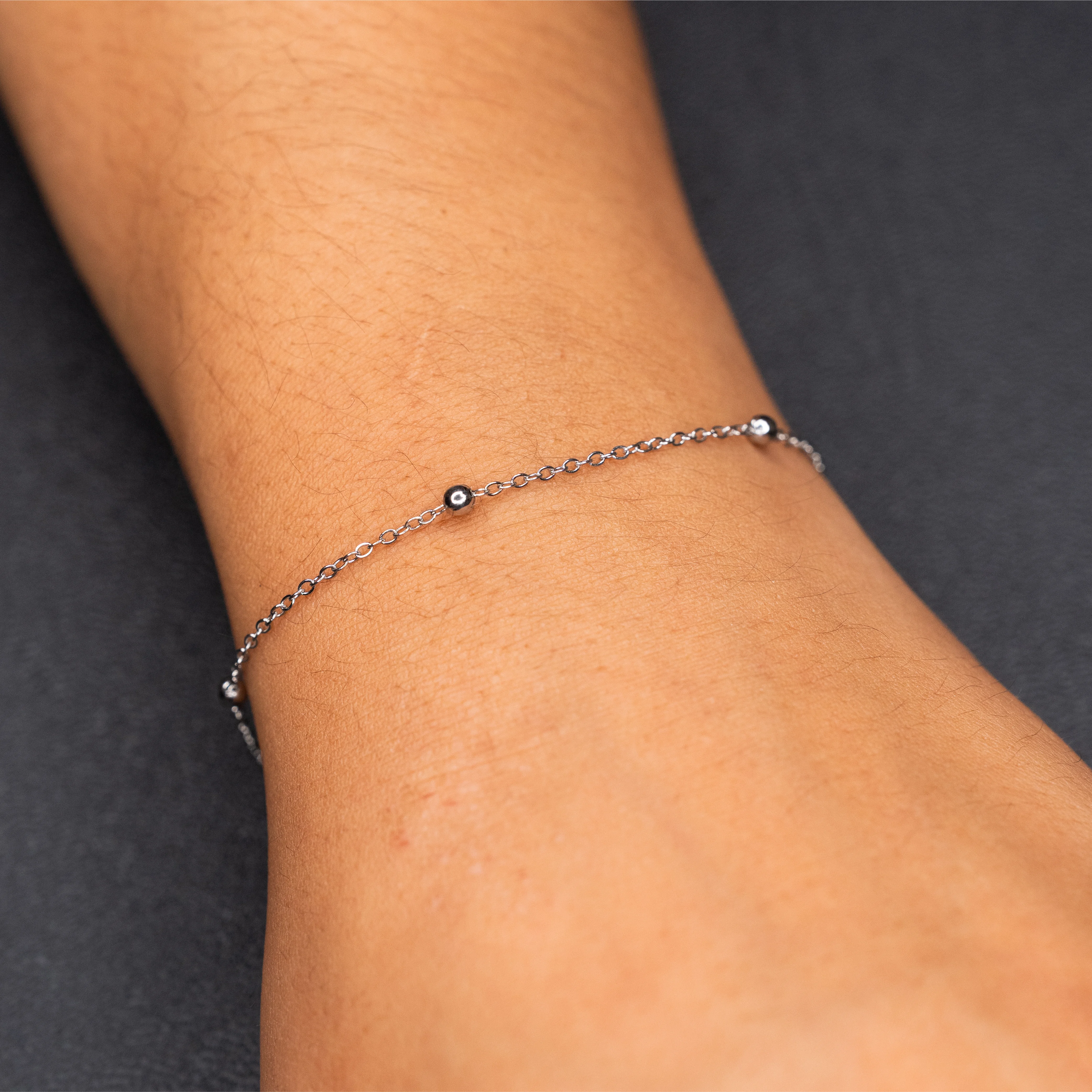 Aurora – Edelstahl am Handgelenk – Permanentschmuck Aachen