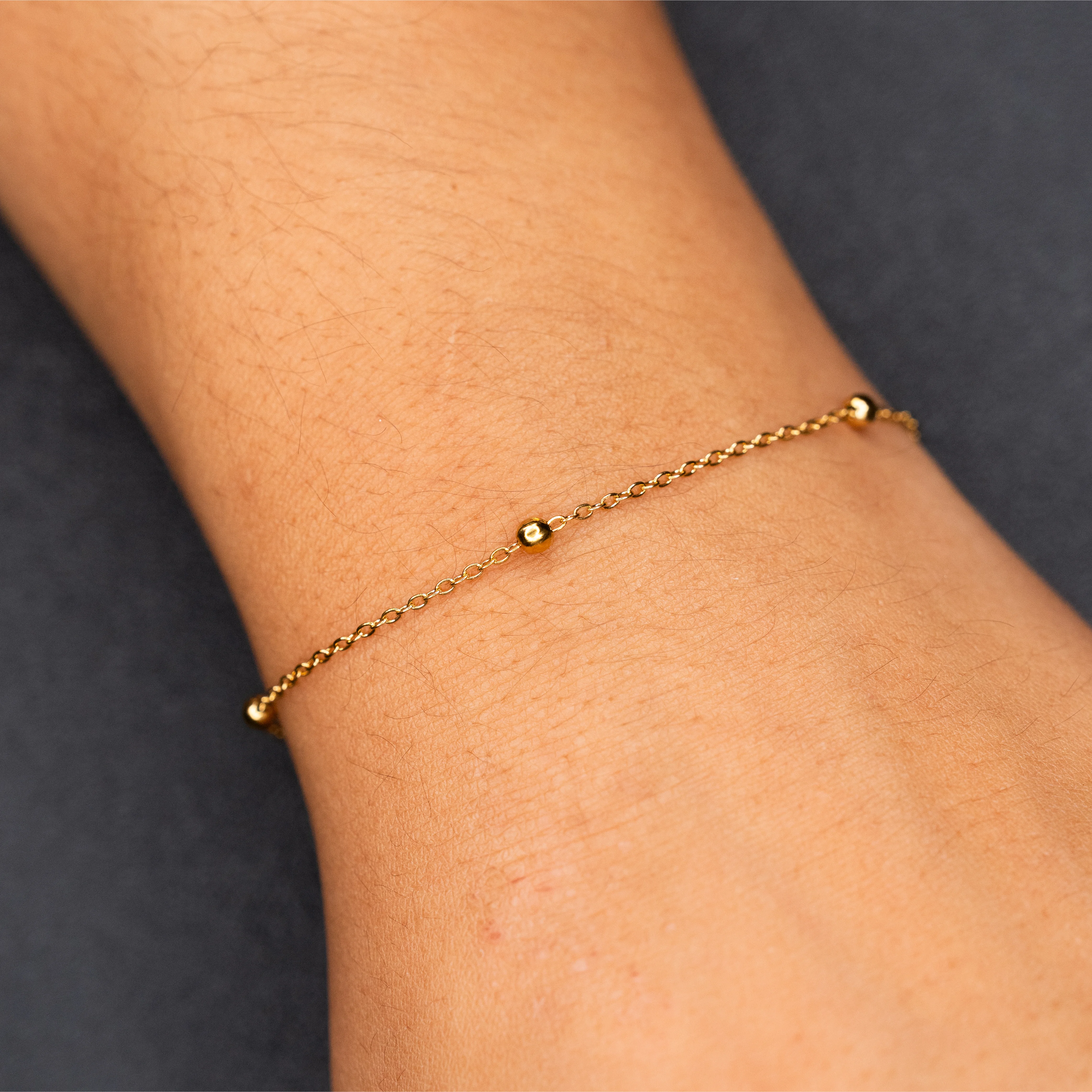 Aurora – Edelstahl gold plattiert am Handgelenk – Permanentschmuck Aachen
