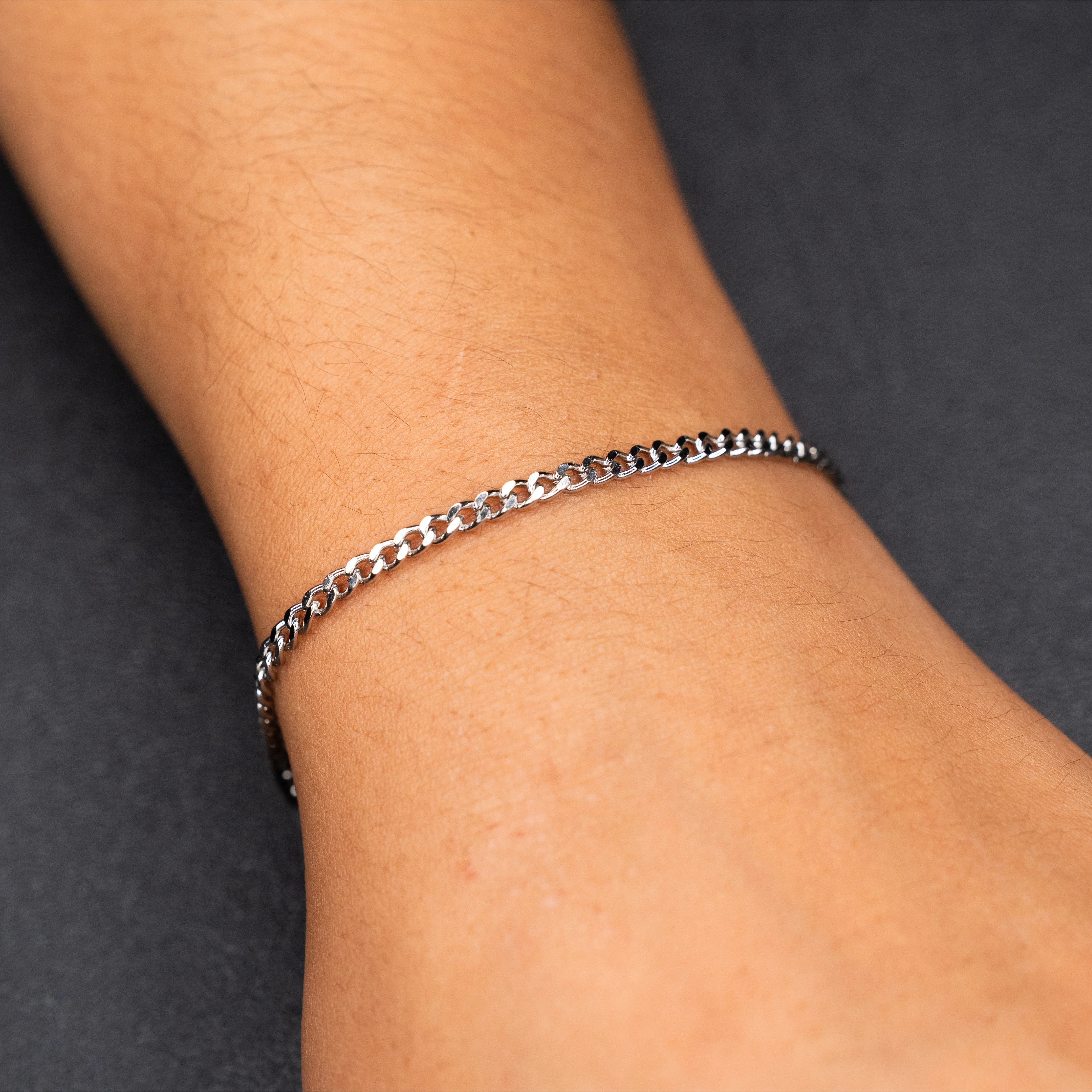 Billie – Edelstahl am Handgelenk – Permanentschmuck Aachen
