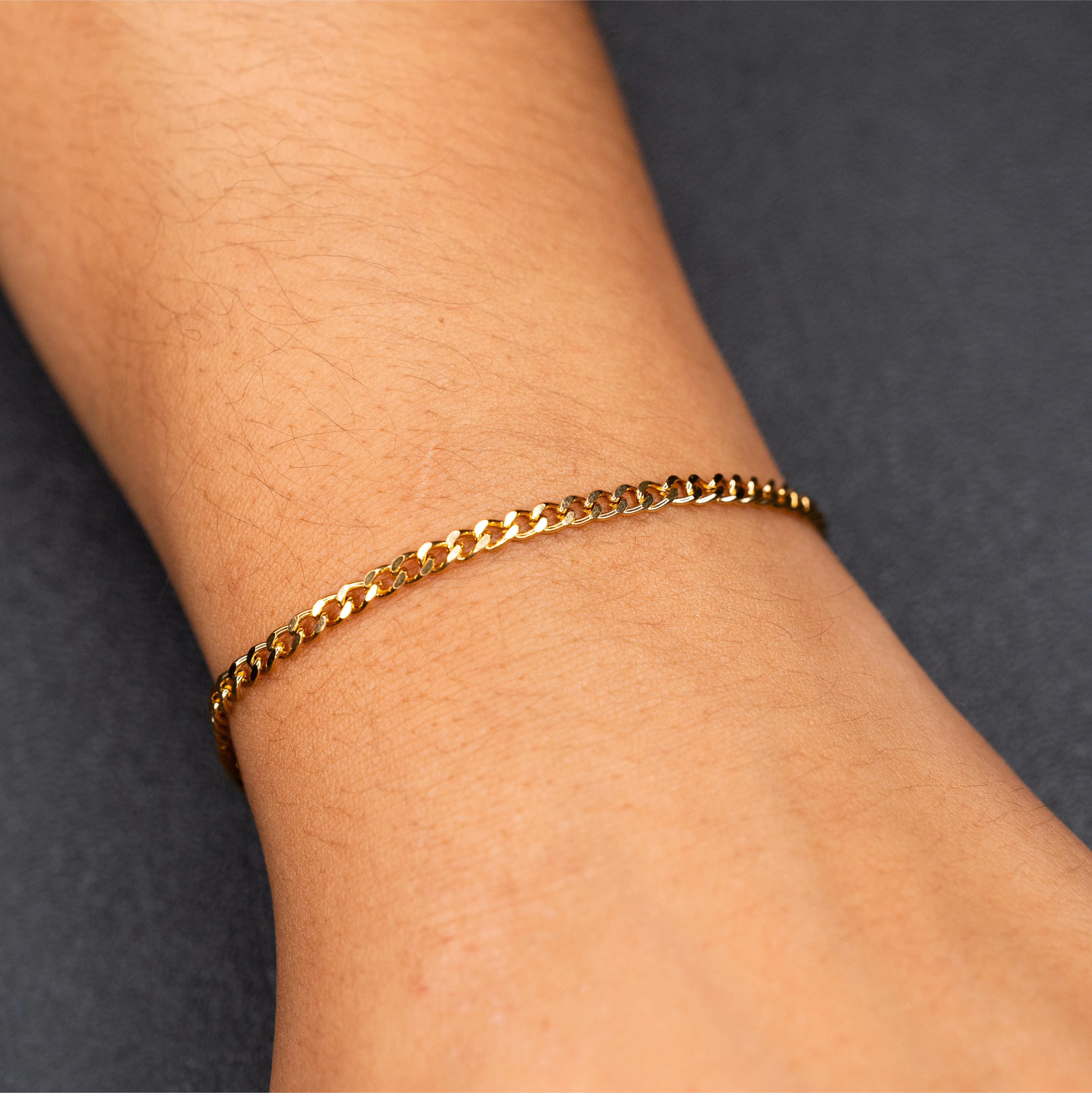 Billie – Edelstahl gold plattiert am Handgelenk – Permanentschmuck Aachen
