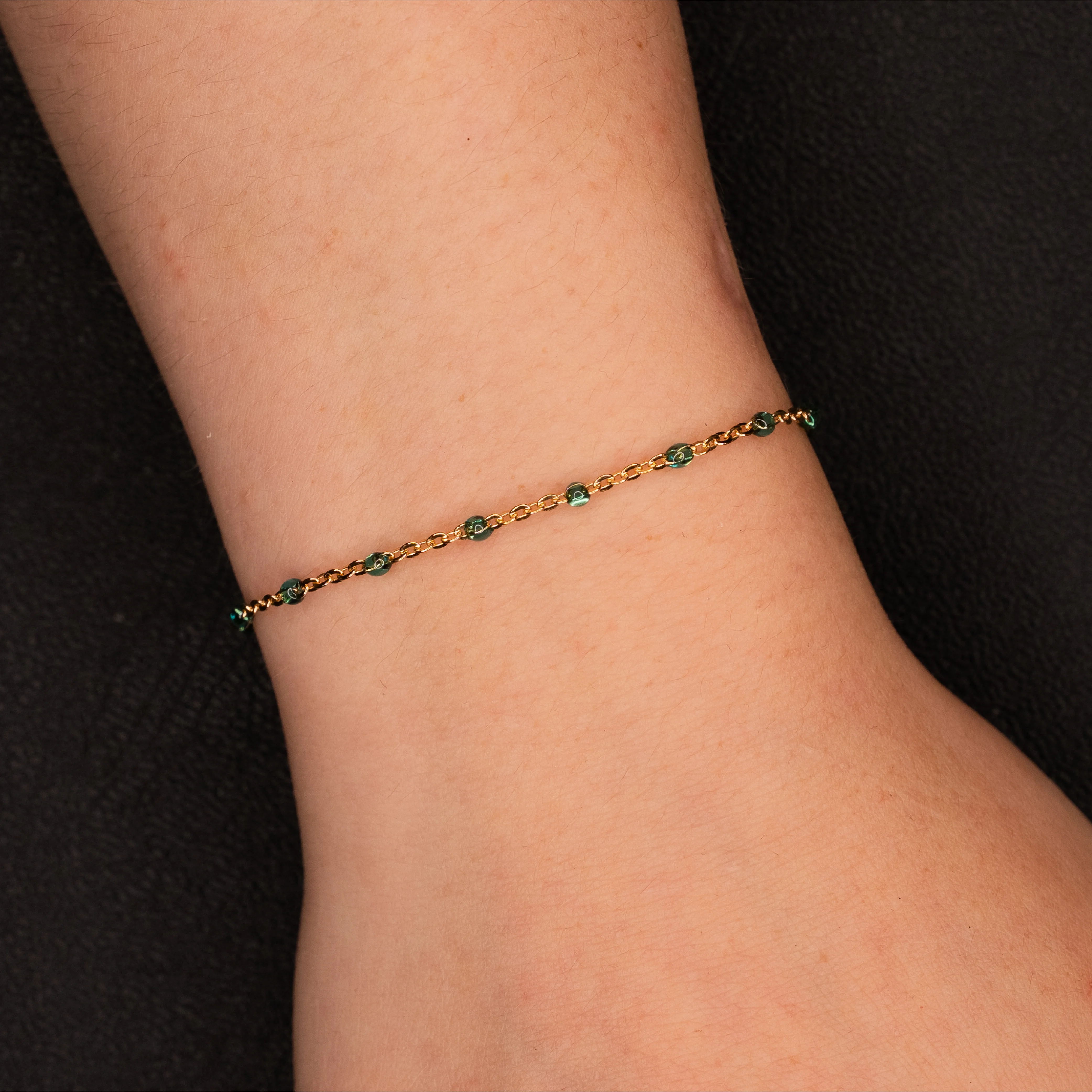 Blair – 14k Gold Filled am Handgelenk – Permanentschmuck Aachen