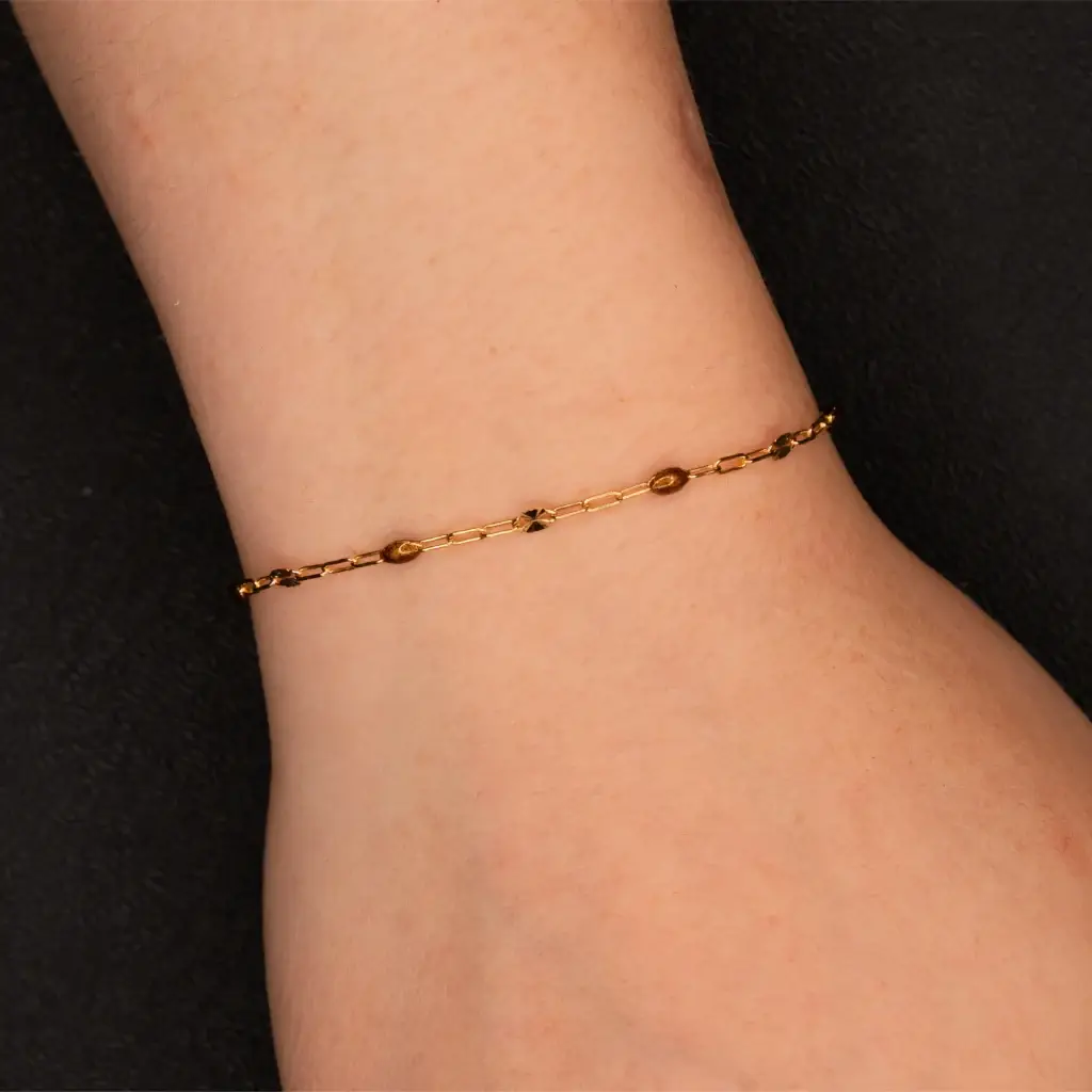 Cara – 14k Gold Filled am Handgelenk – Permanentschmuck Aachen