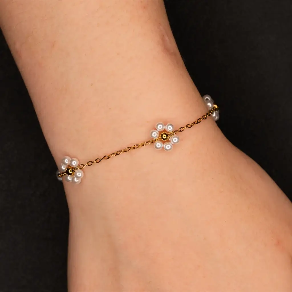 Daisy – 925er Sterling Silber, gold plattiert am Handgelenk – Permanentschmuck Aachen