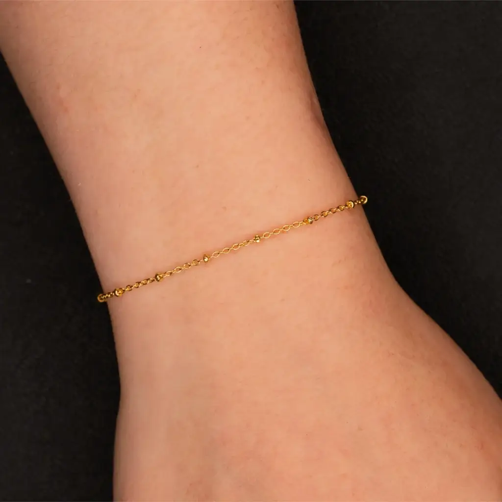 Elea – 925er Sterling Silber, gold plattiert am Handgelenk – Permanentschmuck Aachen