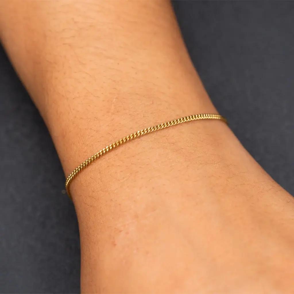 Ivy – 925er Sterling Silber, gold plattiert am Handgelenk – Permanentschmuck Aachen