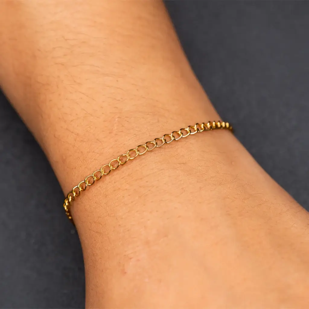 John – Edelstahl gold plattiert am Handgelenk – Permanentschmuck Aachen
