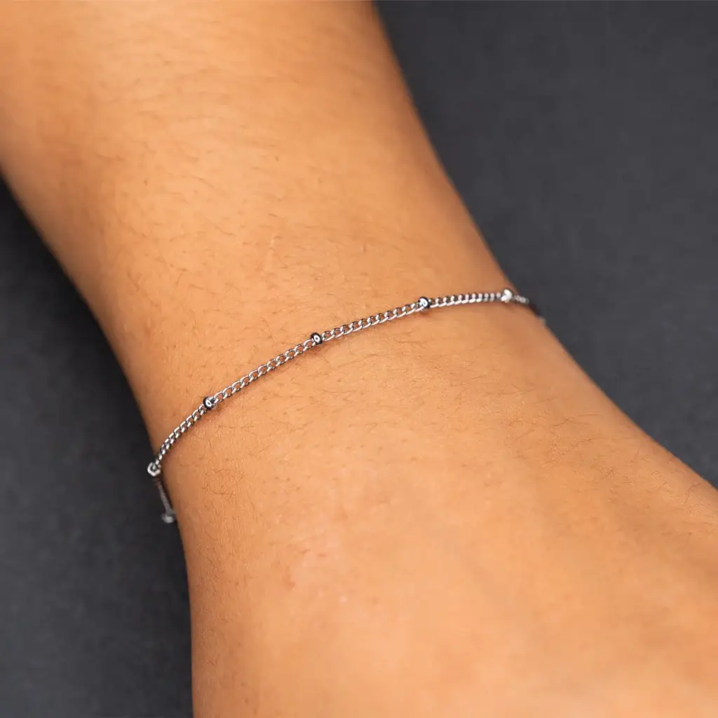 Lola – Edelstahl am Handgelenk – Permanentschmuck Aachen