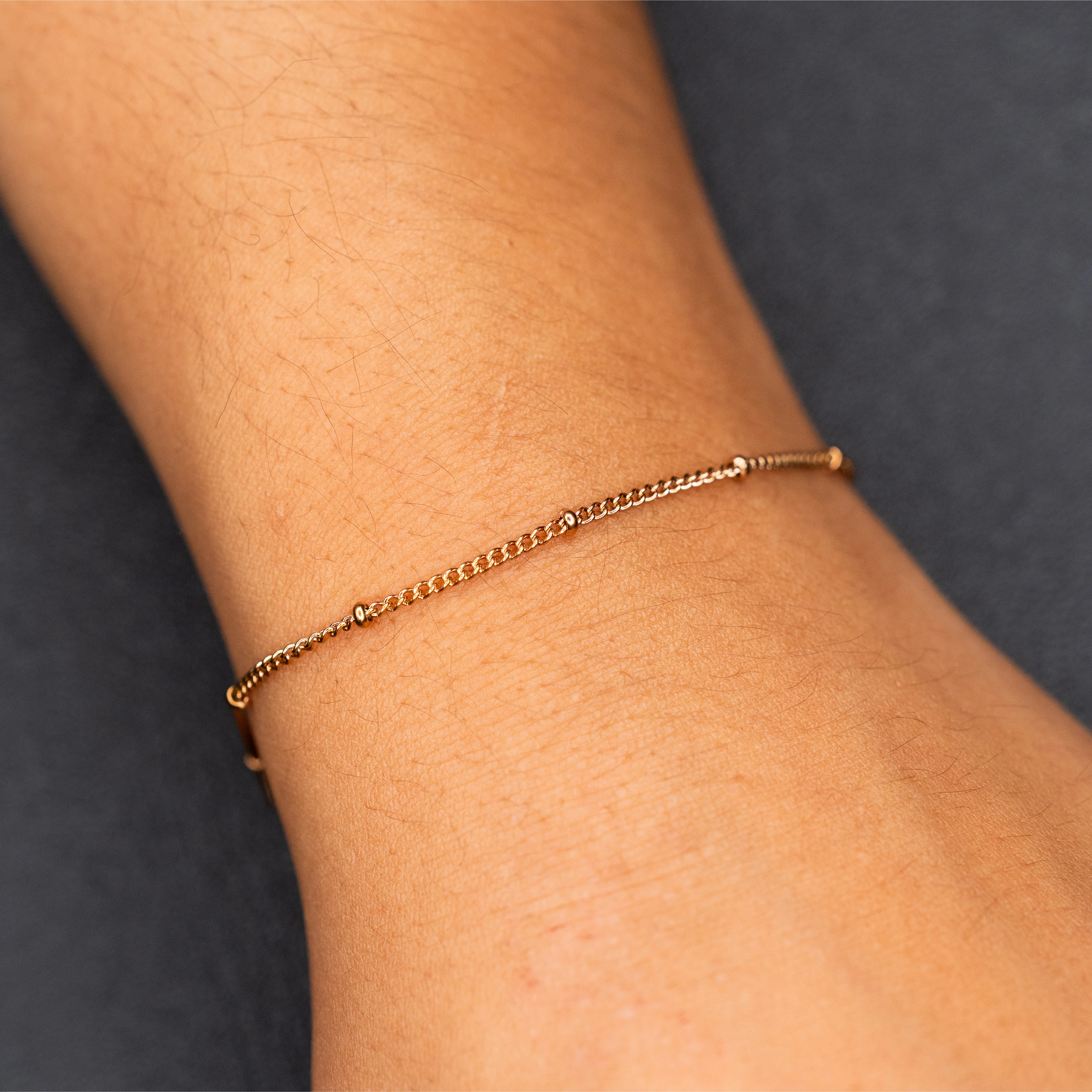Lola – Edelstahl roségold plattiert am Handgelenk – Permanentschmuck Aachen