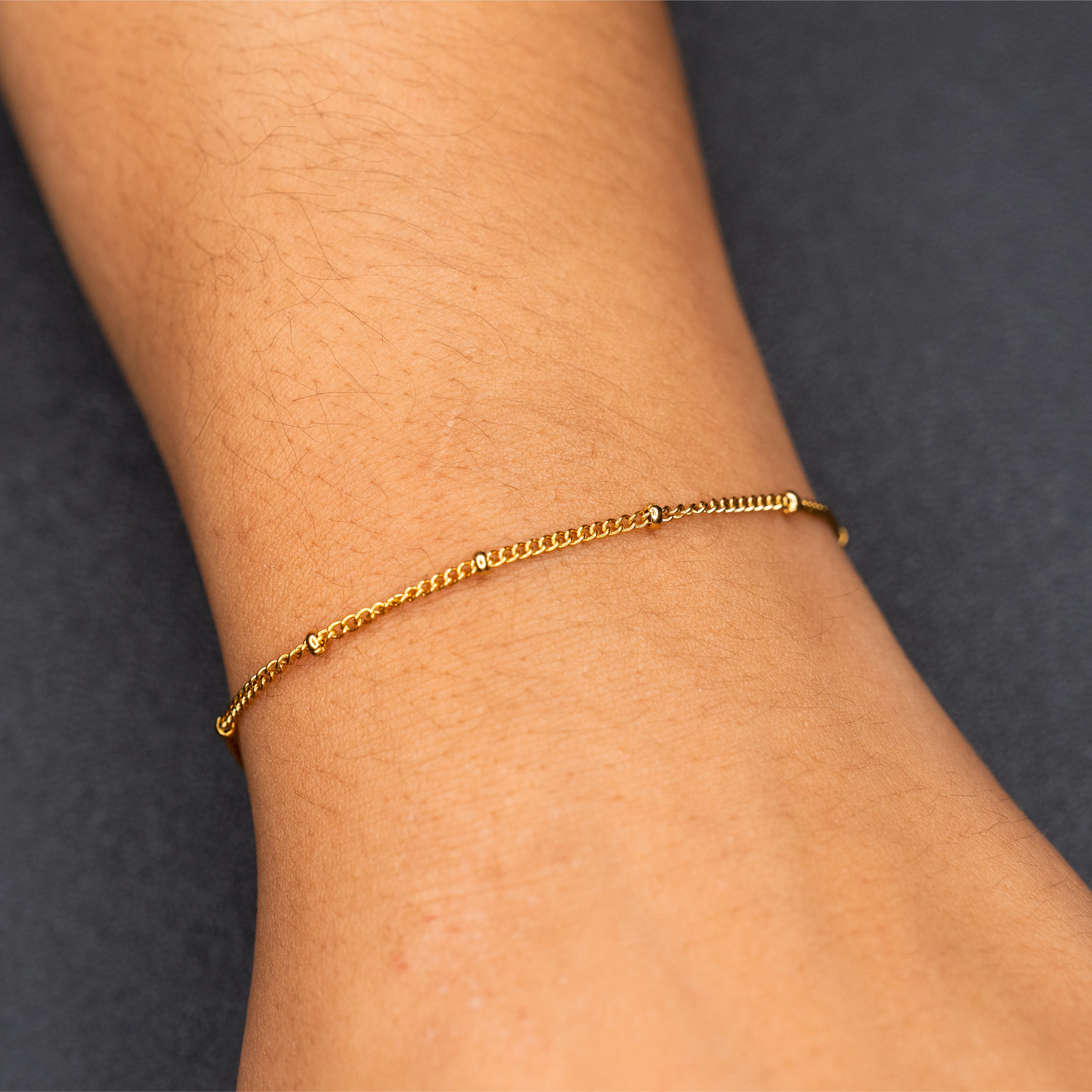 Lola – Edelstahl gold plattiert am Handgelenk – Permanentschmuck Aachen