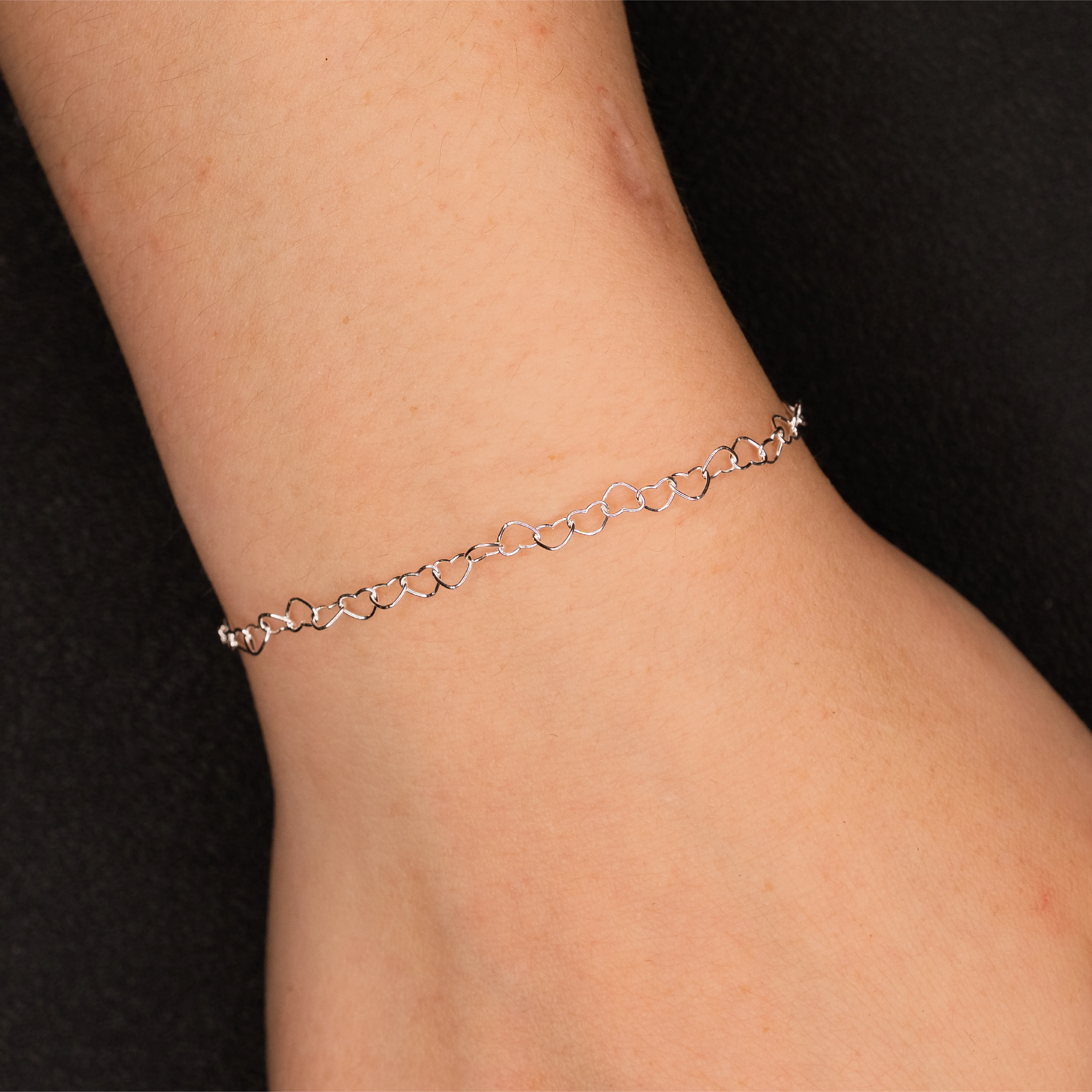 Love – 925er Sterling Silber am Handgelenk – Permanentschmuck Aachen