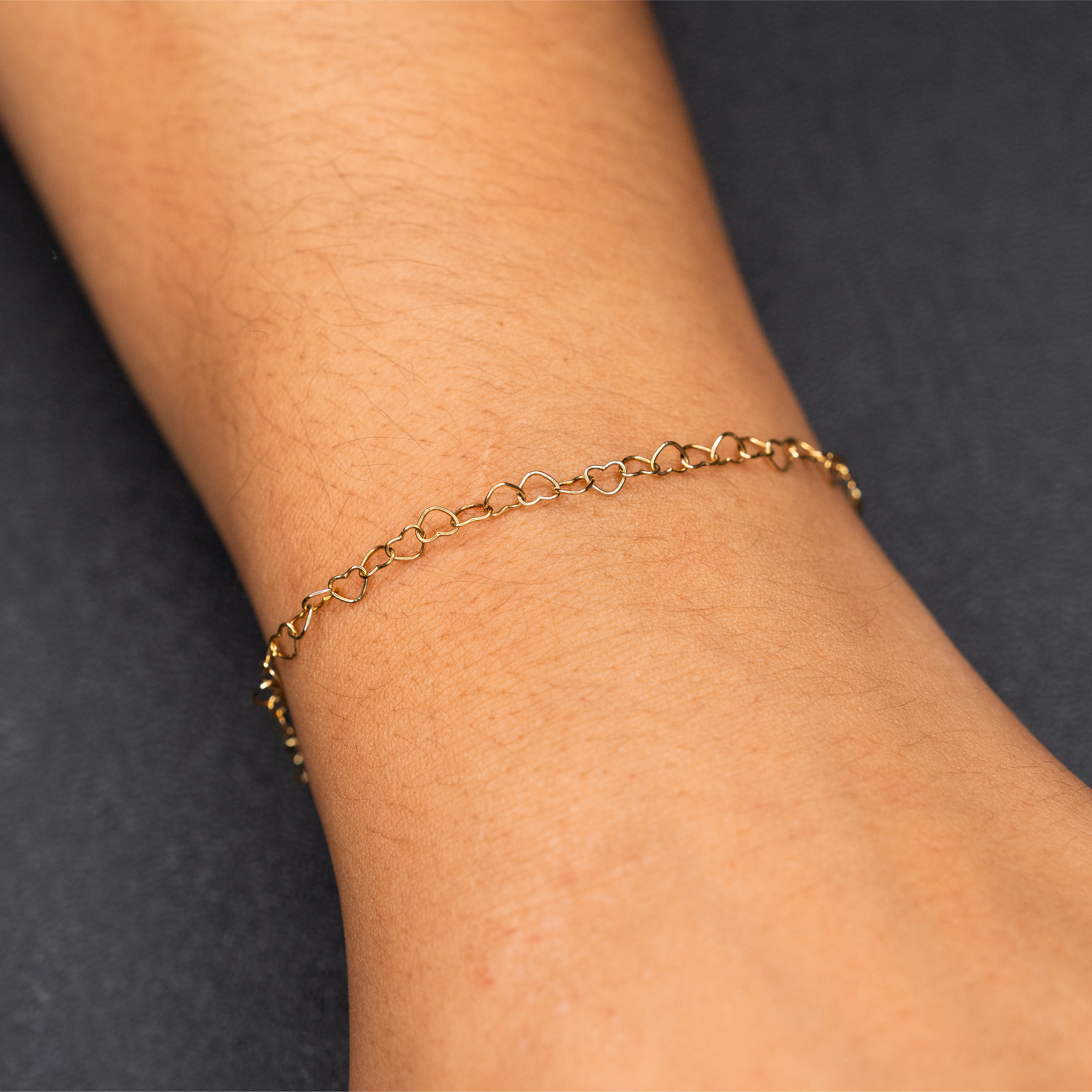 Love – 925er Sterling Silber, gold plattiert am Handgelenk – Permanentschmuck Aachen