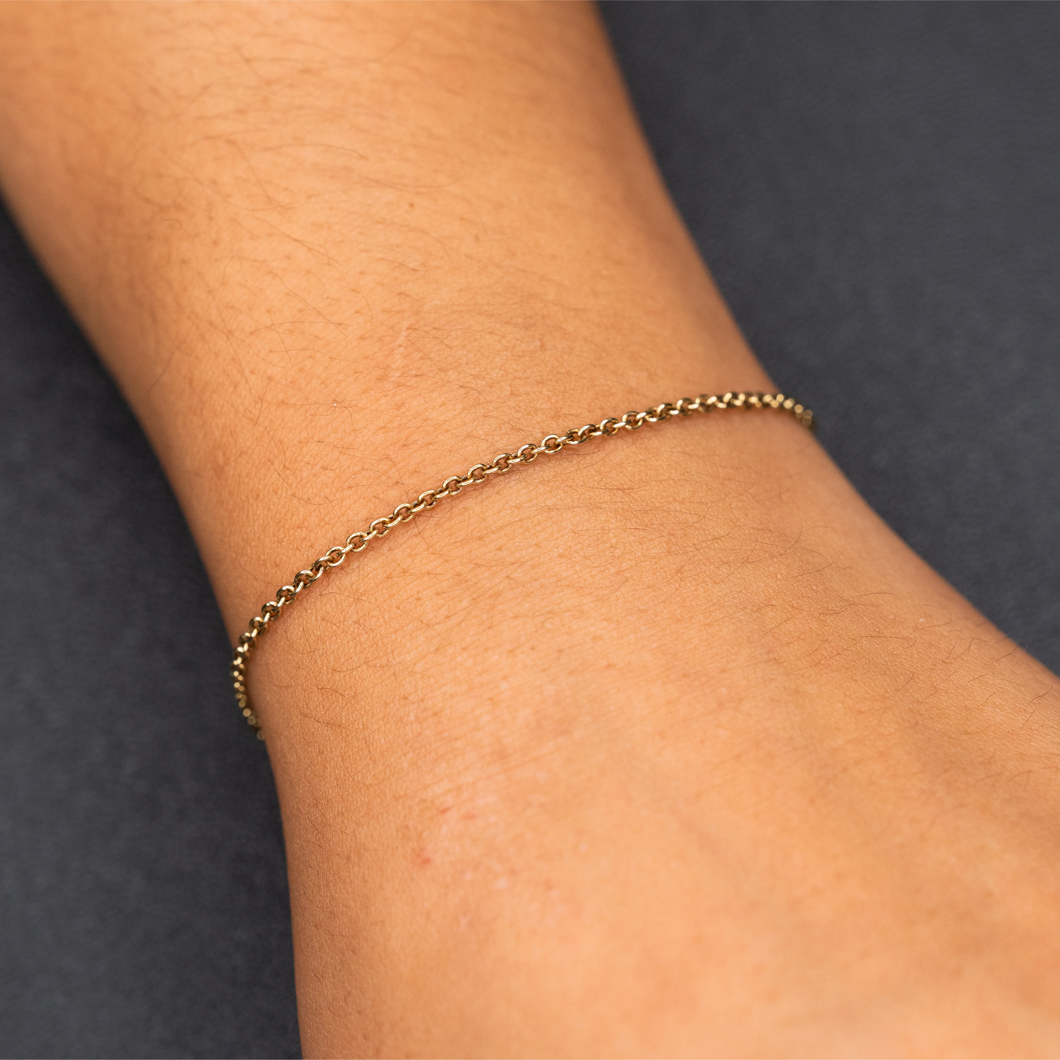 Luna – 925er Sterling Silber, gold plattiert am Handgelenk – Permanentschmuck Aachen