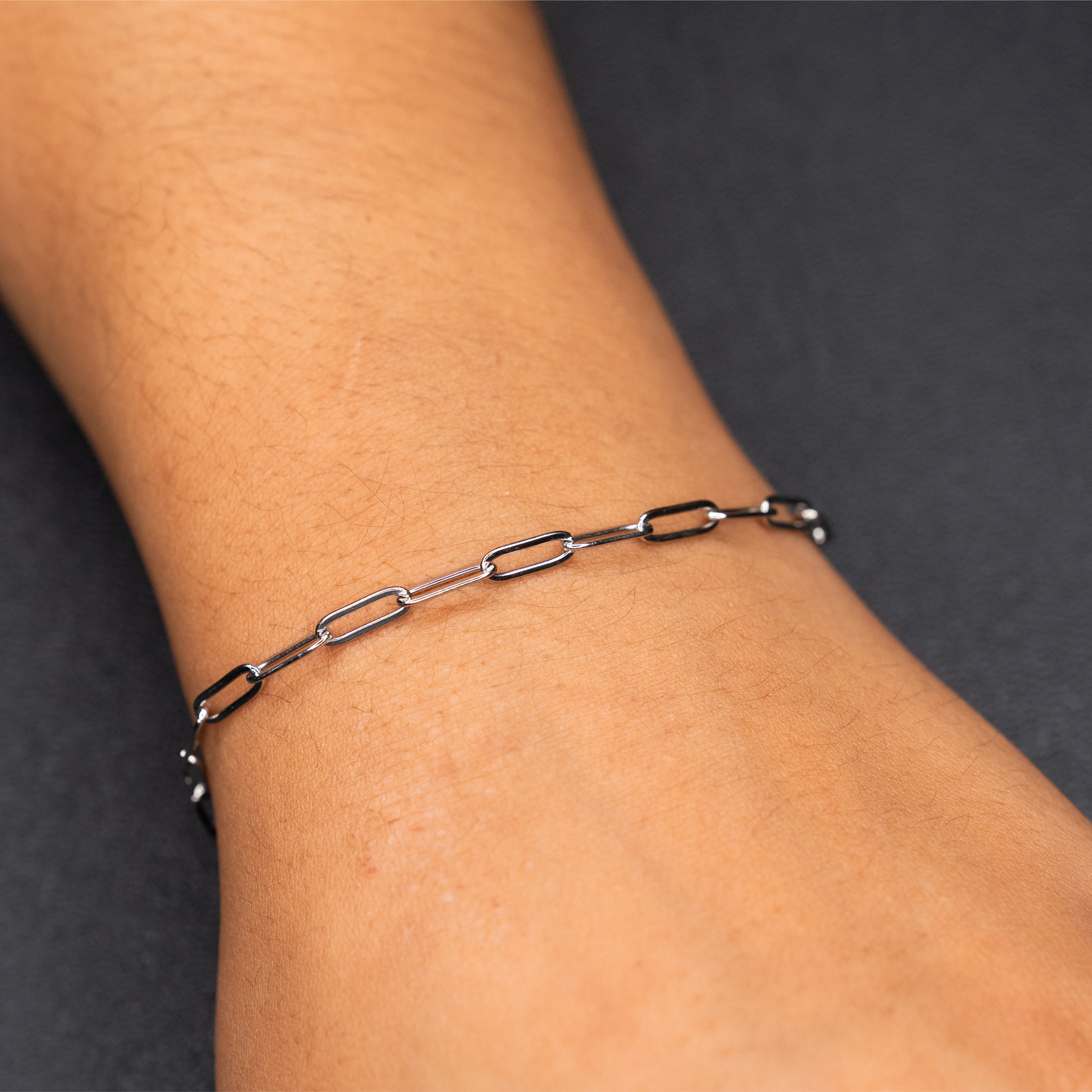Lynn – Edelstahl am Handgelenk – Permanentschmuck Aachen