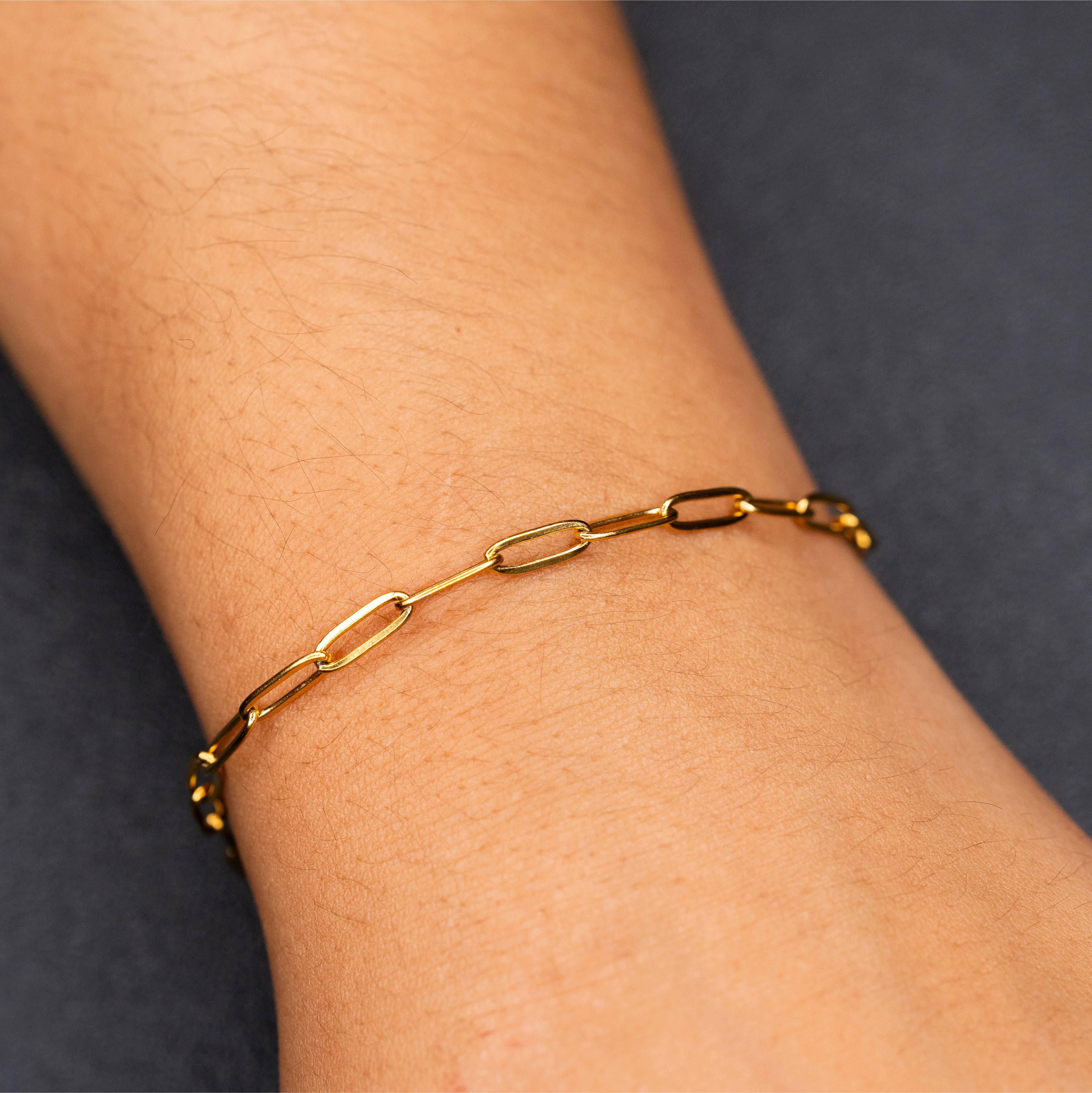 Lynn – Edelstahl gold plattiert am Handgelenk – Permanentschmuck Aachen
