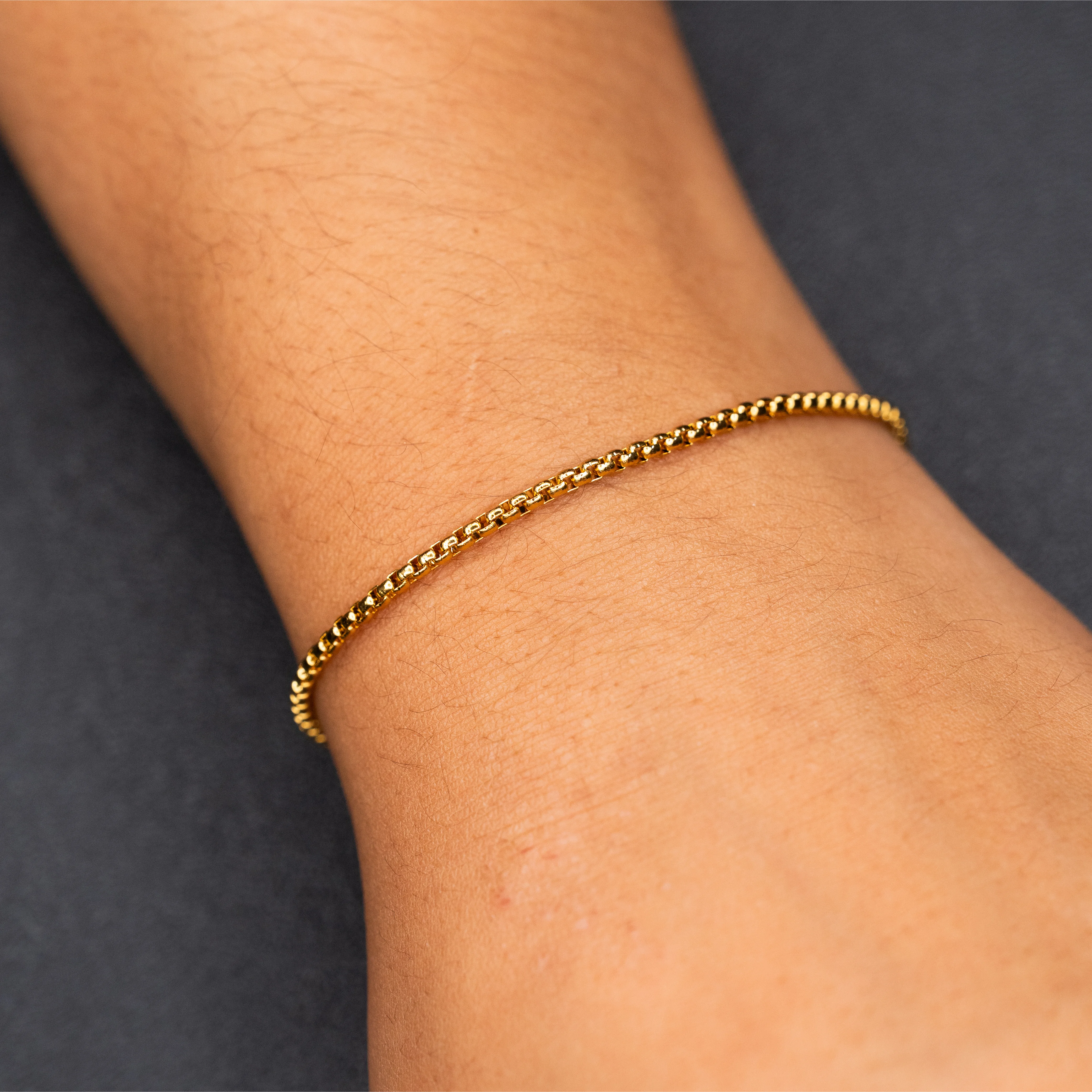 Medusa – Edelstahl gold plattiert am Handgelenk – Permanentschmuck Aachen