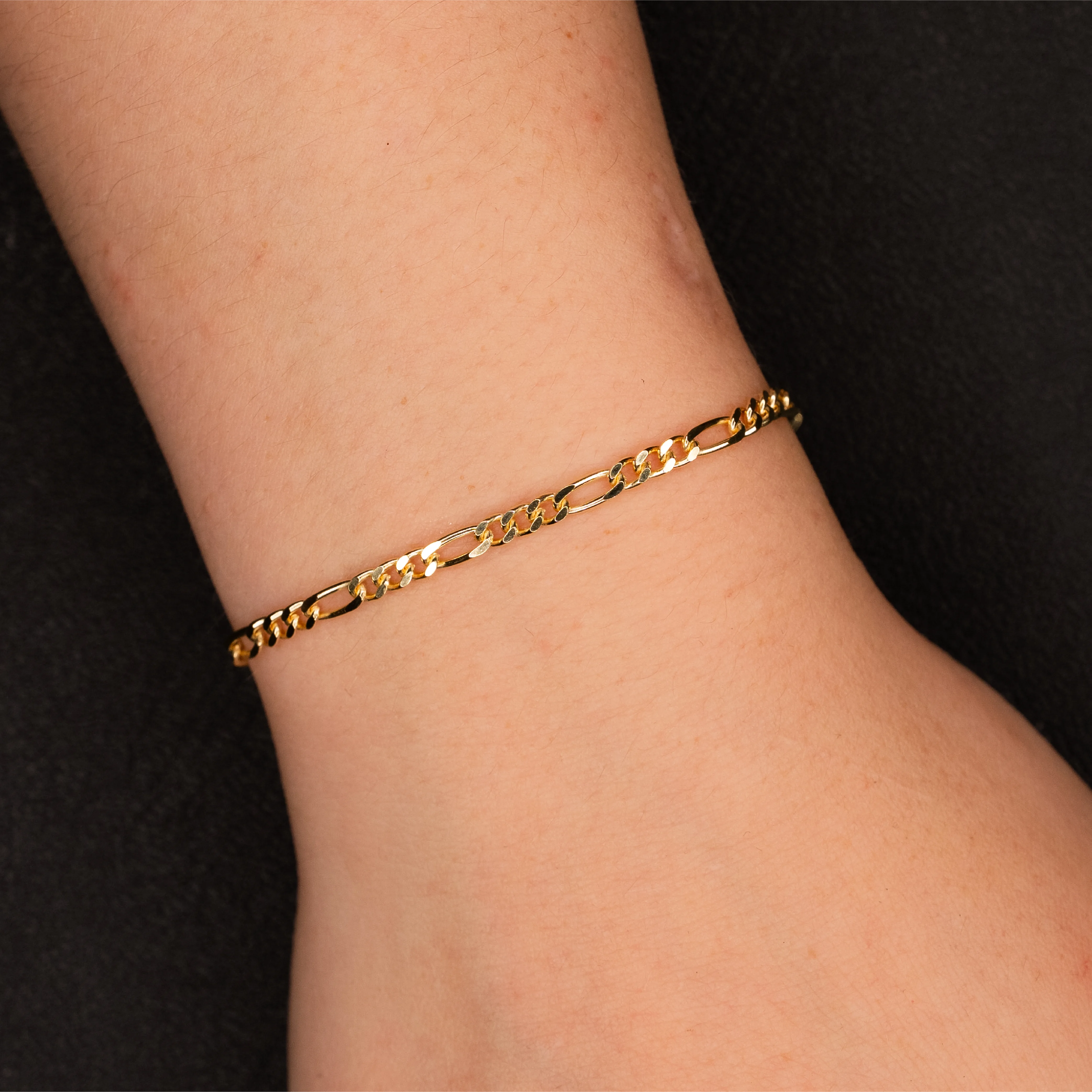 Mira – 925er Sterling Silber, gold plattiert am Handgelenk – Permanentschmuck Aachen