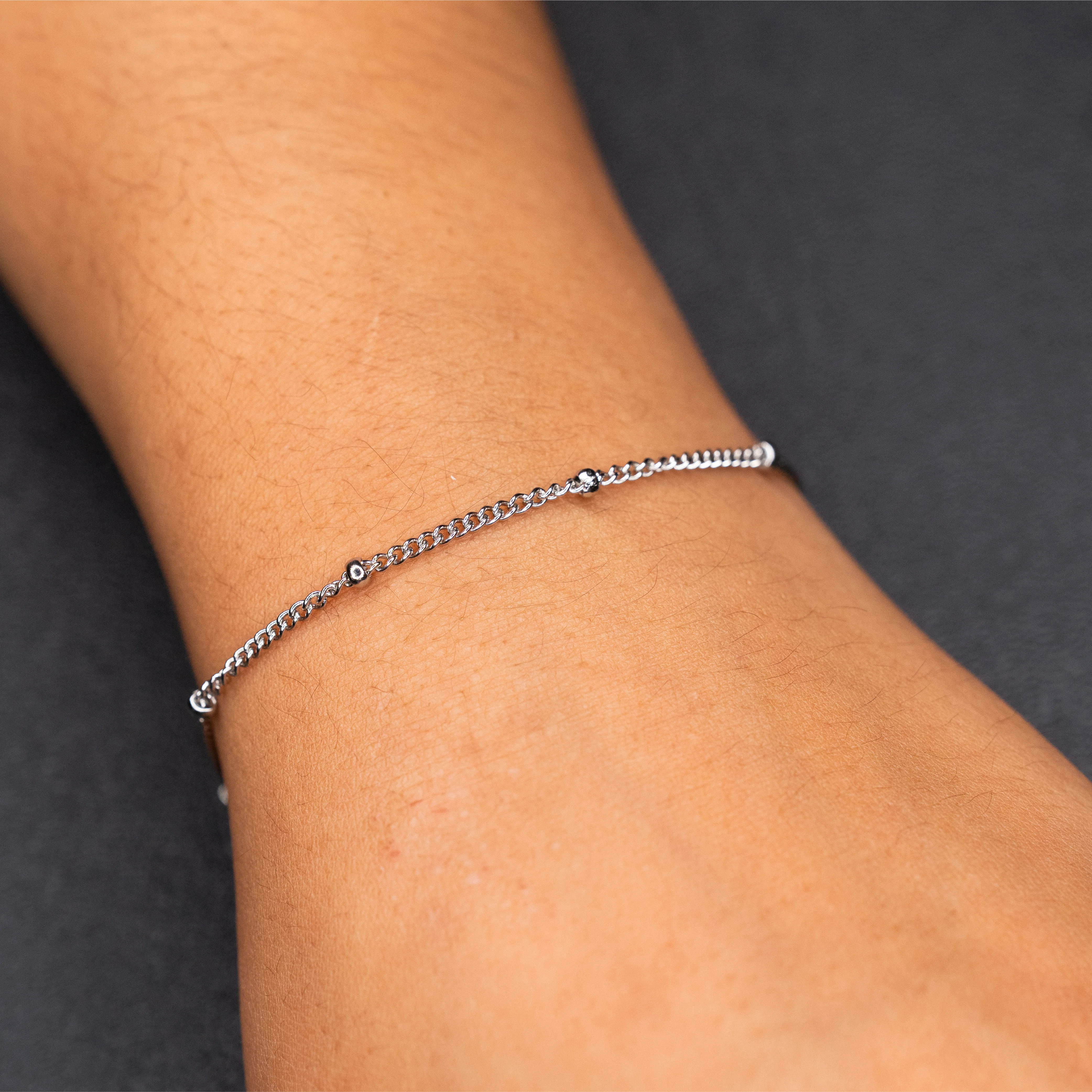 Mona – Edelstahl am Handgelenk – Permanentschmuck Aachen