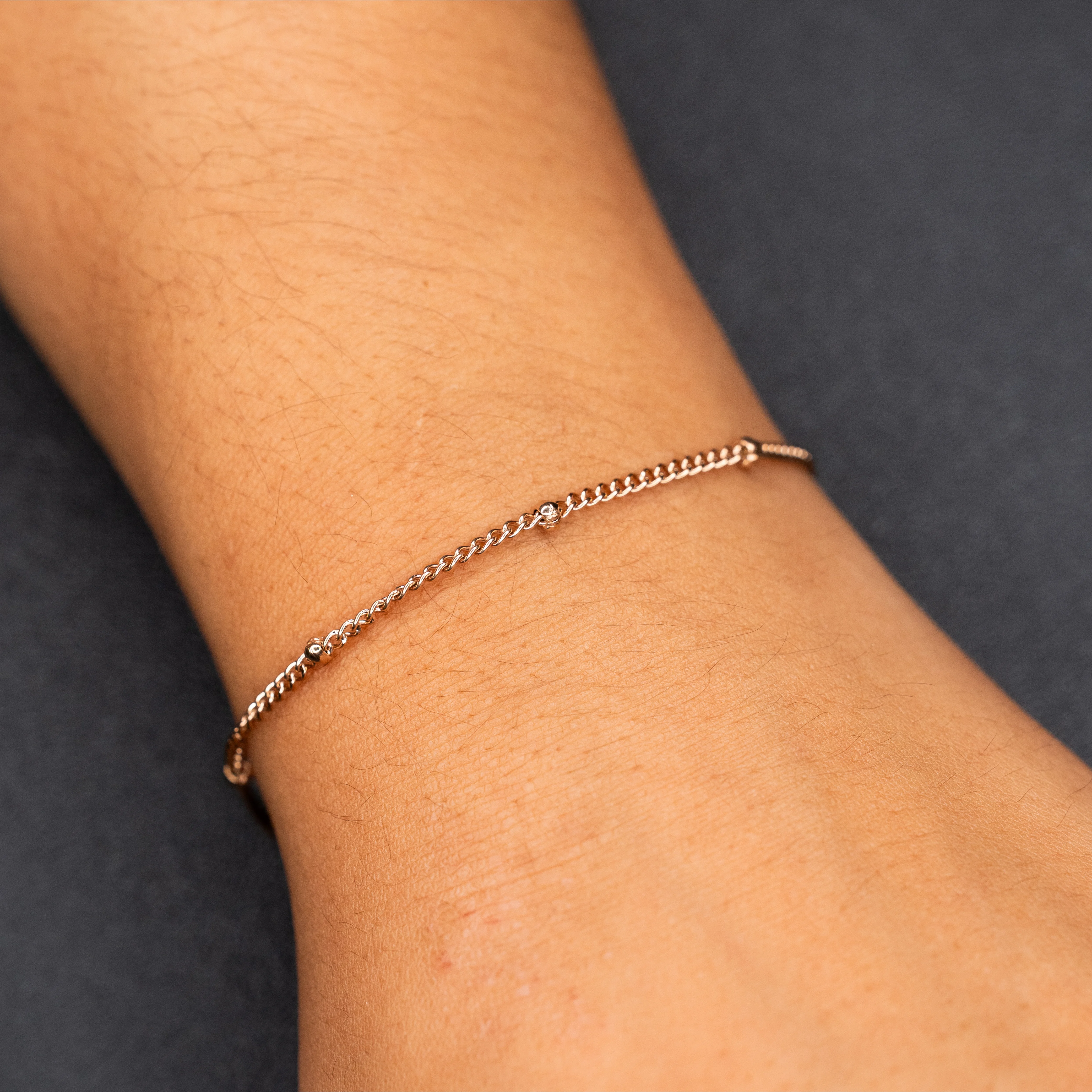 Mona – Edelstahl roségold plattiert am Handgelenk – Permanentschmuck Aachen