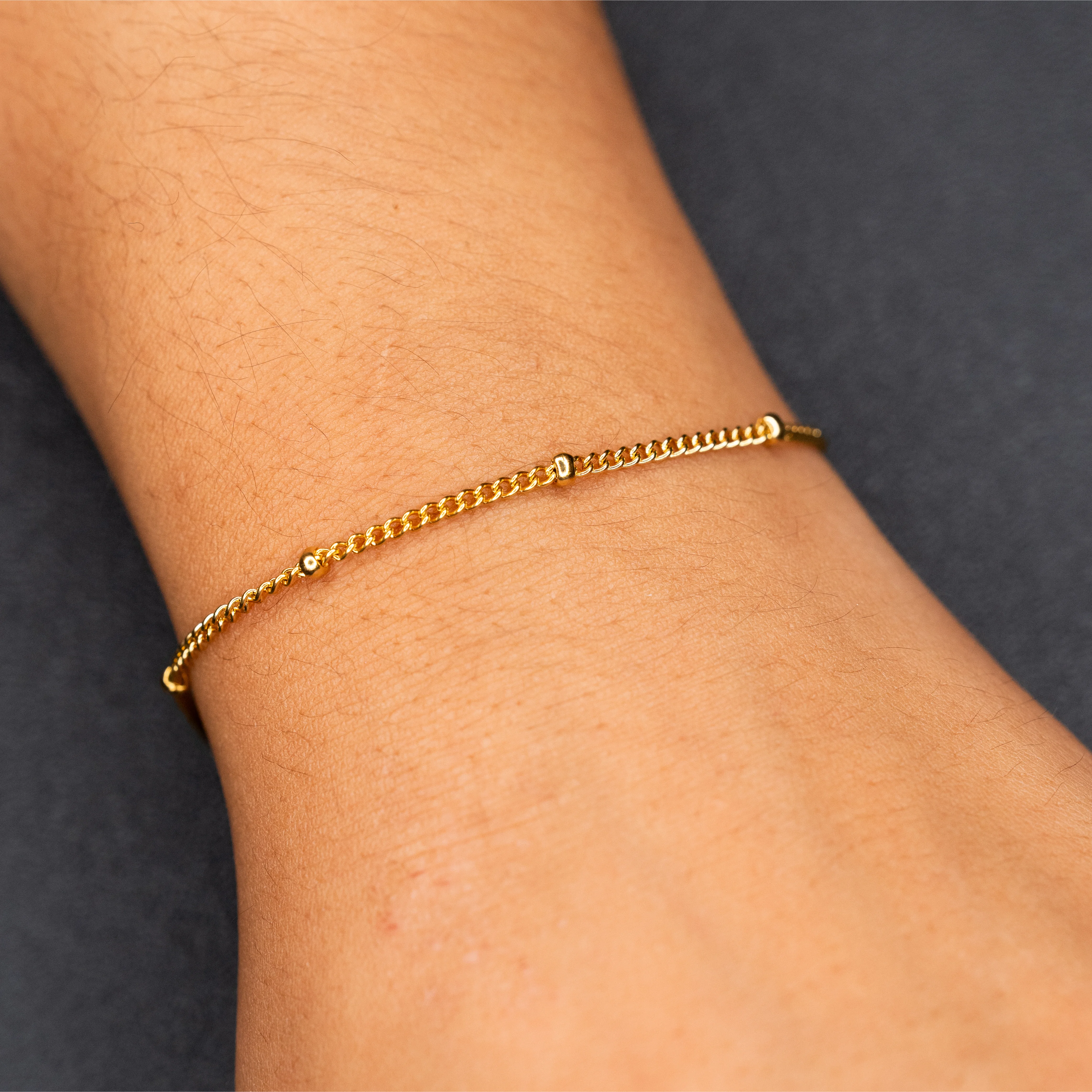 Mona – Edelstahl gold plattiert am Handgelenk – Permanentschmuck Aachen