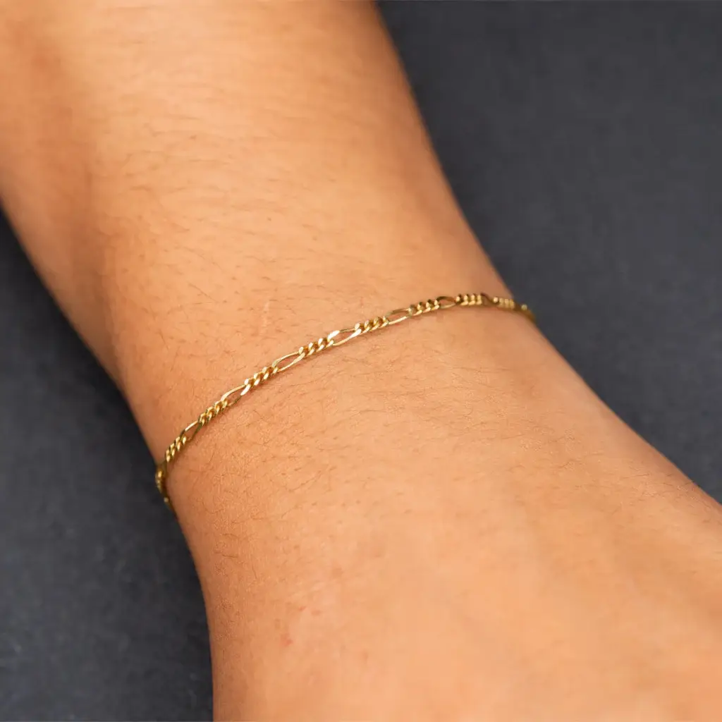 Nira – 925er Sterling Silber, gold plattiert am Handgelenk – Permanentschmuck Aachen