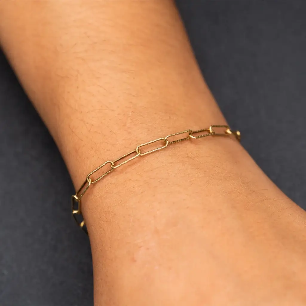 Noah – 925er Sterling Silber, gold plattiert am Handgelenk – Permanentschmuck Aachen