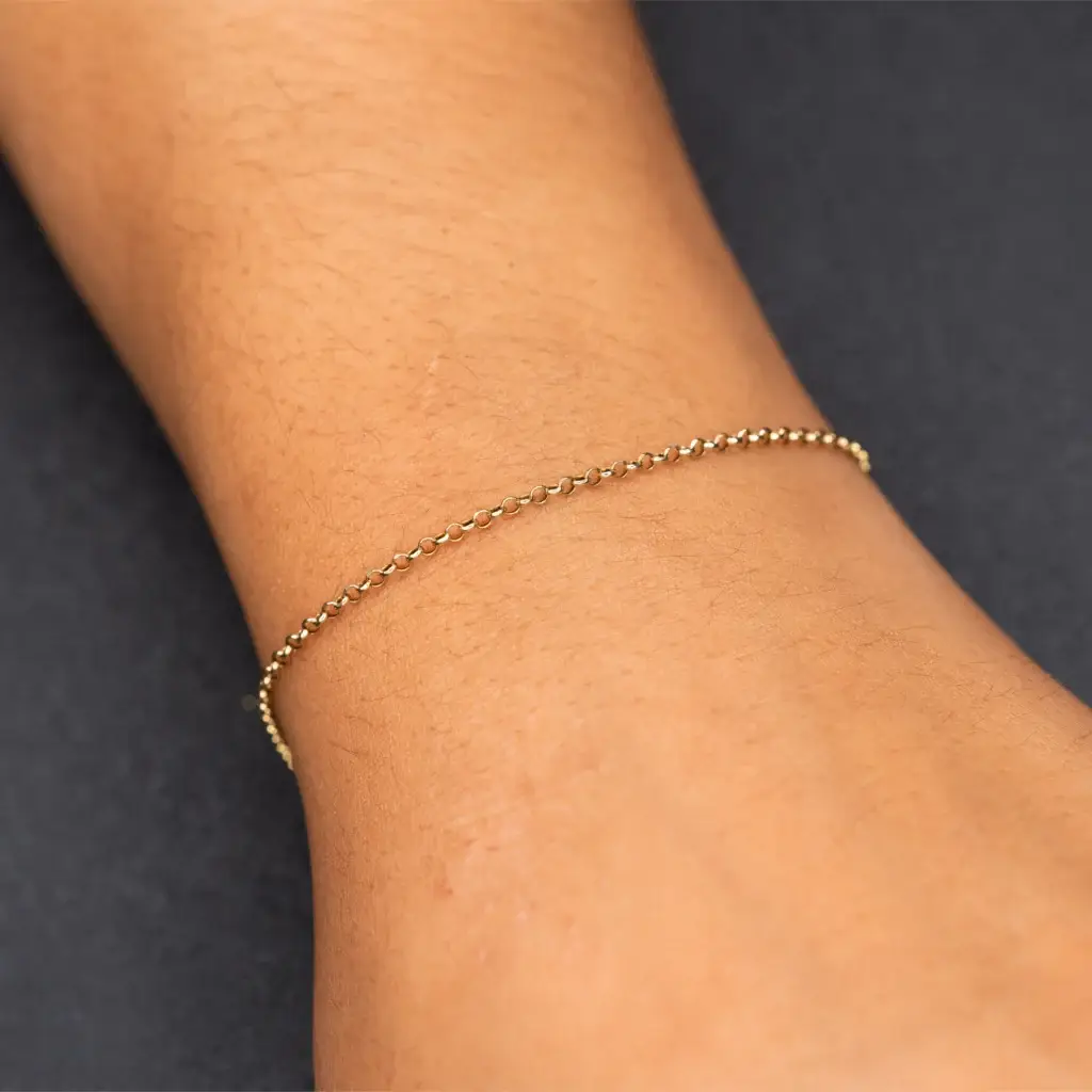 Nova – 925er Sterling Silber, gold plattiert am Handgelenk – Permanentschmuck Aachen