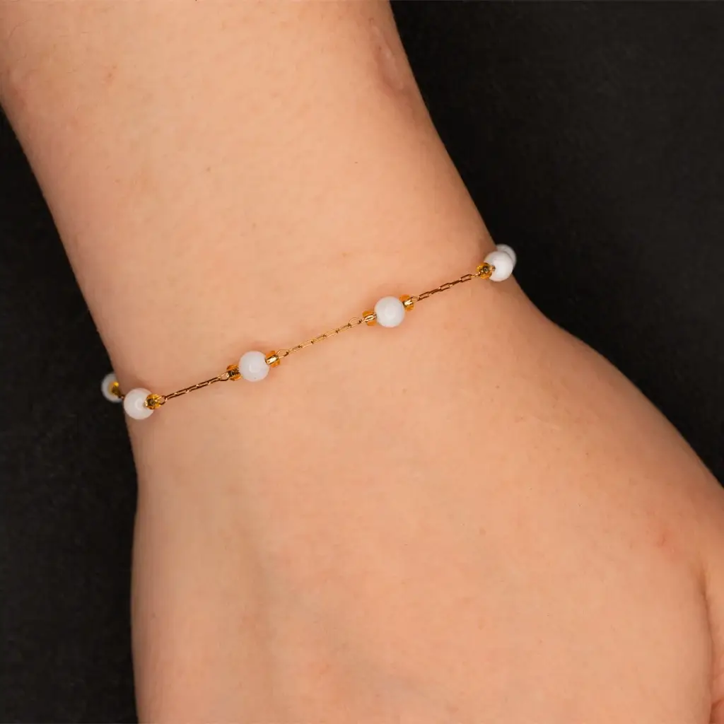 Pearl – 925er Sterling Silber, gold plattiert am Handgelenk – Permanentschmuck Aachen