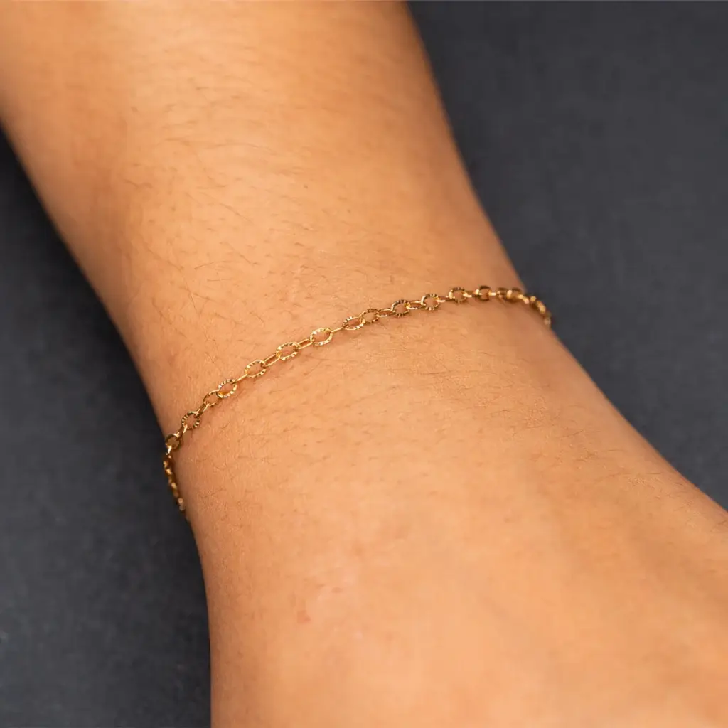 Sunny – 925er Sterling Silber, gold plattiert am Handgelenk – Permanentschmuck Aachen