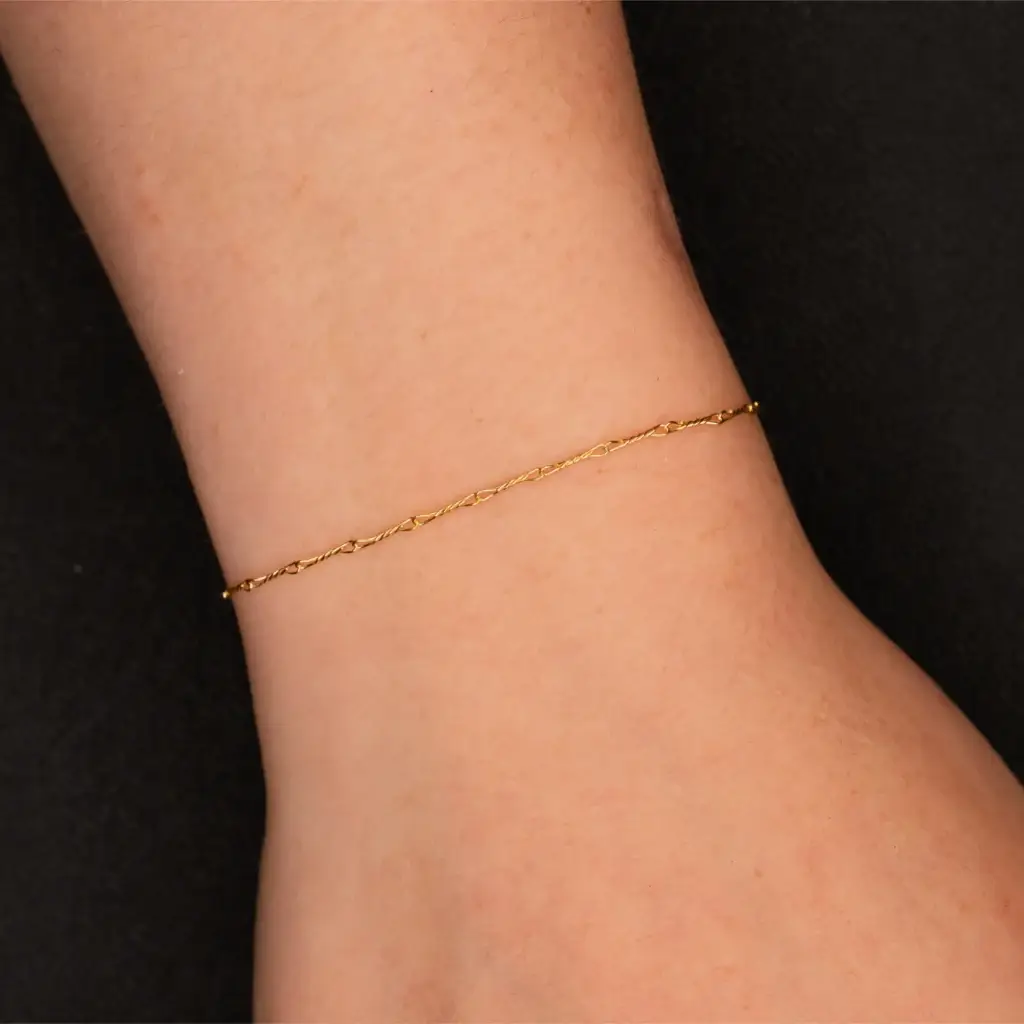 Tara – 925er Sterling Silber, gold plattiert am Handgelenk – Permanentschmuck Aachen