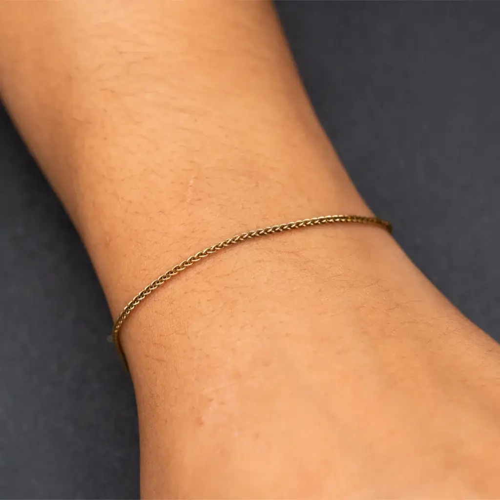 Viva – 925er Sterling Silber, gold plattiert am Handgelenk – Permanentschmuck Aachen