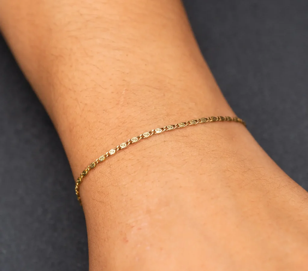 Ally – 925er Sterling Silber, gold plattiert am Handgelenk – Permanentschmuck Aachen
