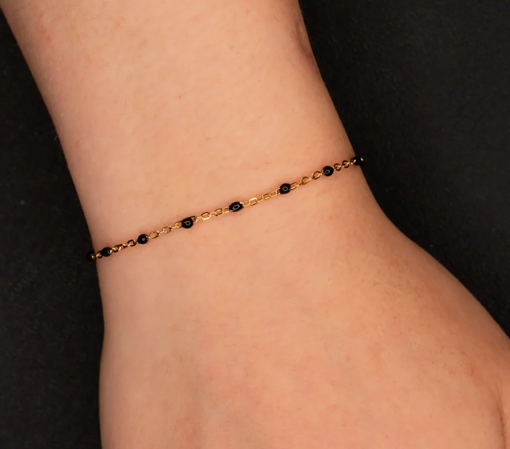 Amalia – 14k Gold Filled am Handgelenk – Permanentschmuck Aachen