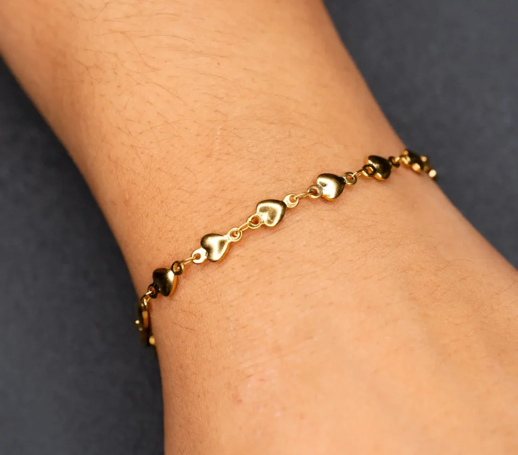 Amore – Edelstahl gold plattiert am Handgelenk – Permanentschmuck Aachen